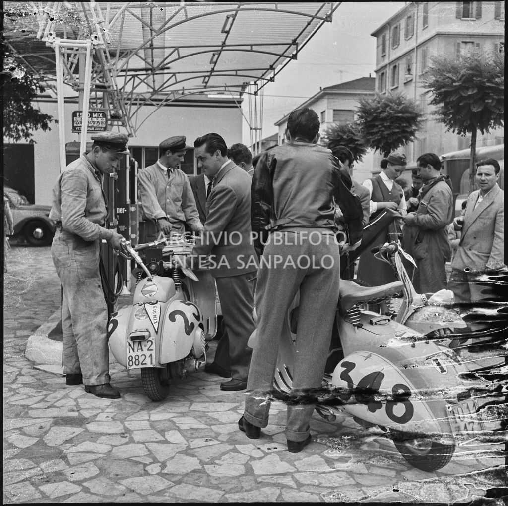 Rifornimento alla Vespa di un concorrente (numero di gara 259) durante la competizione sportiva 1000 Km Vespistica del 1954<br>216615
