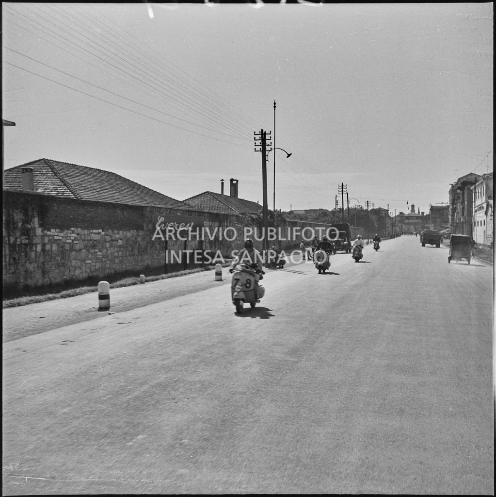 Un momento della competizione sportiva 1000 Km Vespistica del 1954<br>216621