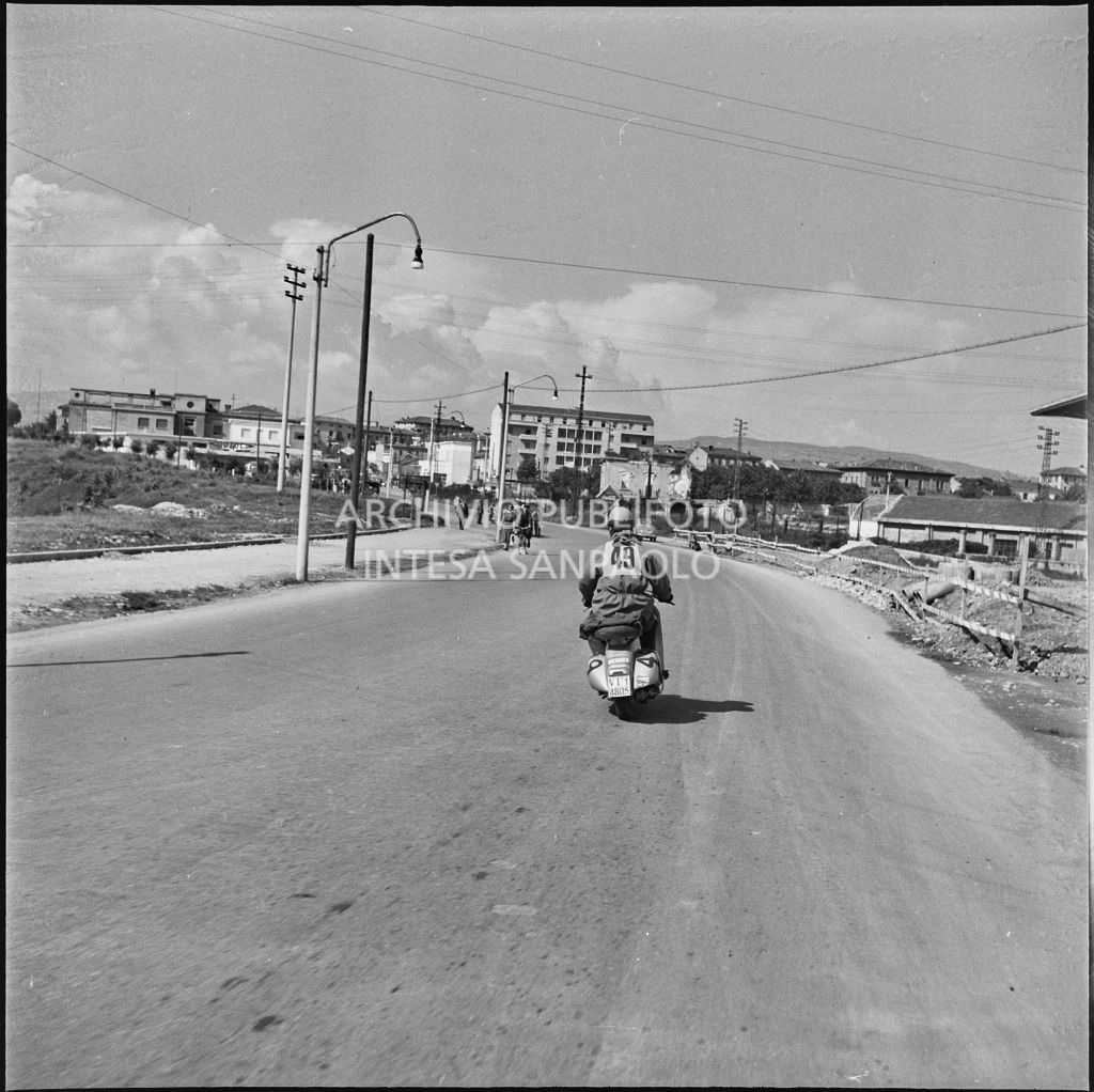 Il concorrente Franco Camurri del Vespa Club di Vicenza (numero di gara 49) durante la competizione sportiva 1000 Km Vespistica del 1954<br>216623