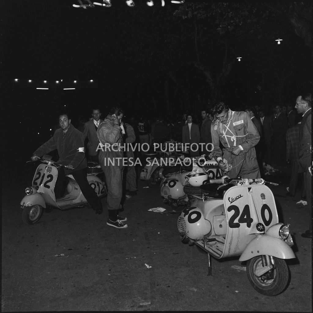 Momento di pausa dalla competizione sportiva 1000 Km Vespistica del 1954<br>216624