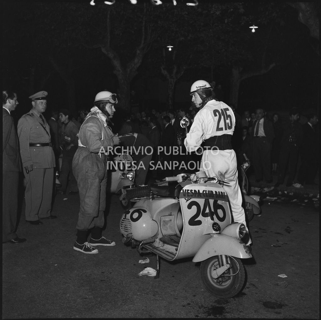 Momento di pausa dalla competizione sportiva 1000 Km Vespistica del 1954<br>216625