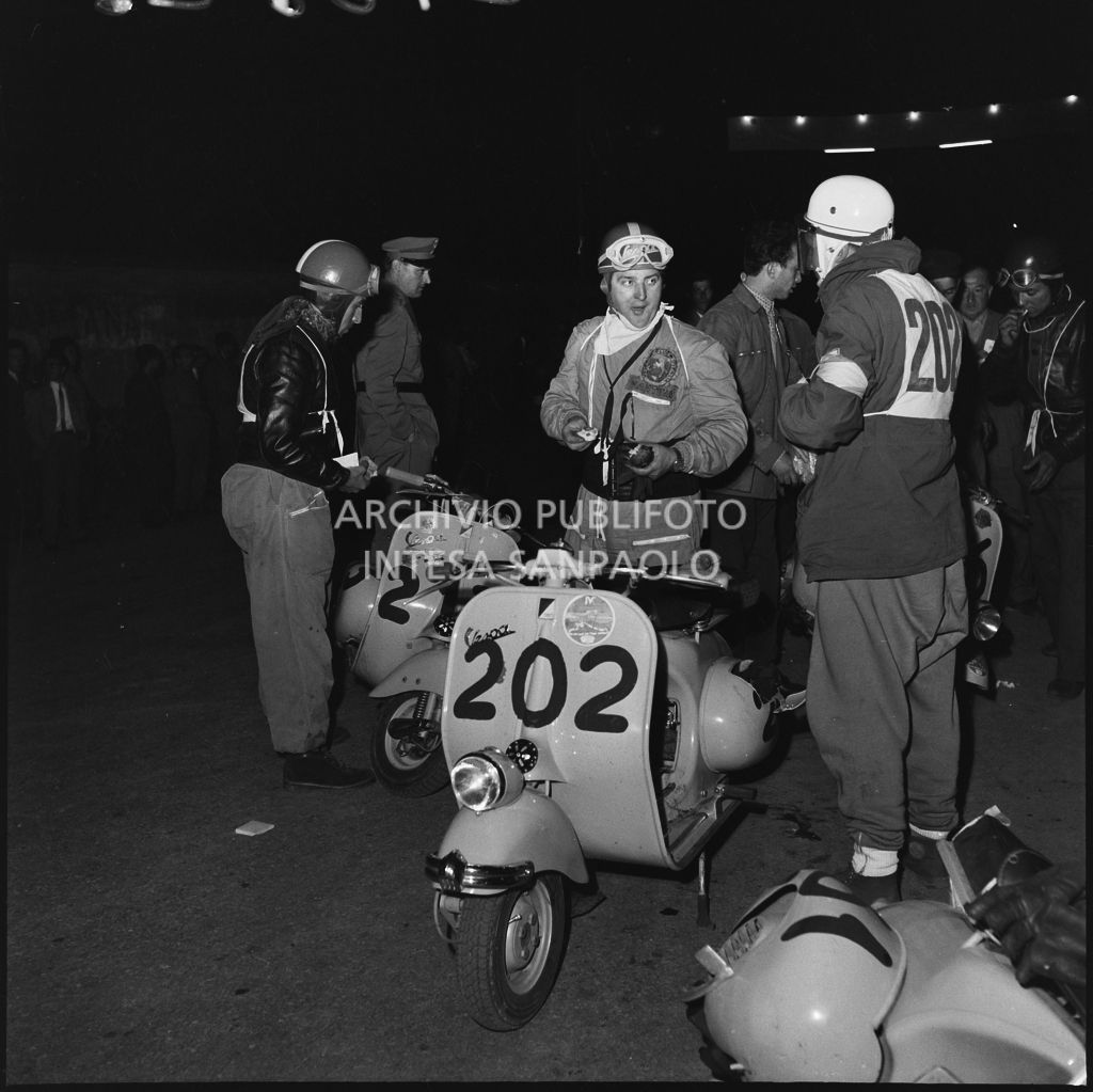 Momento di pausa dalla competizione sportiva 1000 Km Vespistica del 1954<br>216626