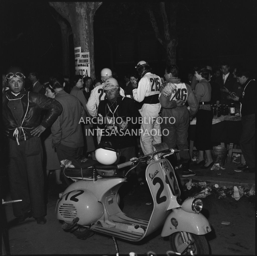 Momento di pausa dalla competizione sportiva 1000 Km Vespistica del 1954<br>216627