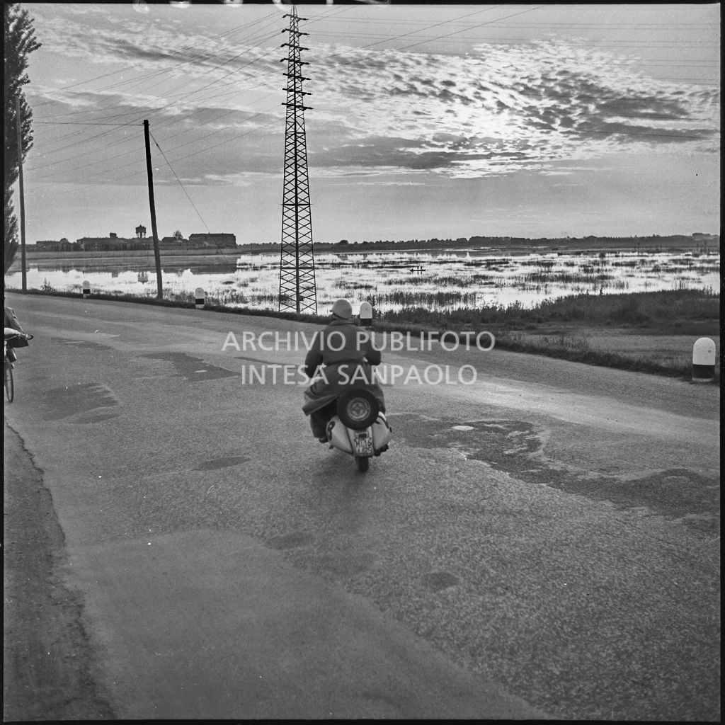 Un concorrente durante la competizione sportiva 1000 Km Vespistica del 1954<br>216628