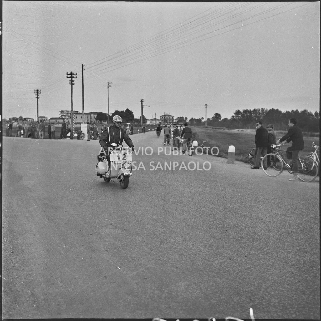Un concorrente del Vespa Club di Foggia (numero di gara 12) durante la competizione sportiva 1000 Km Vespistica del 1954<br>216629