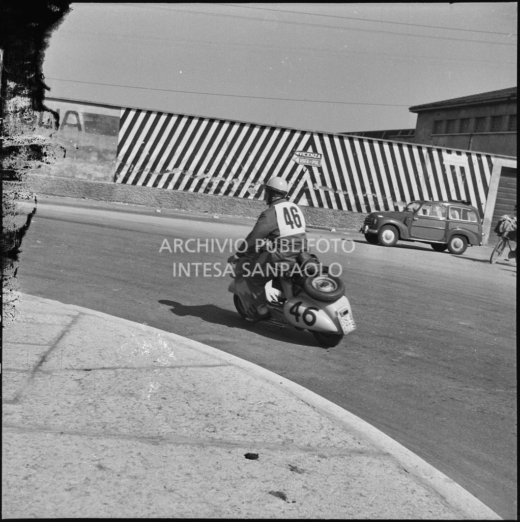 Il concorrete Italo Mosca del Vespa Club di Brescia (numero di gara 46) durante la competizione sportiva 1000 Km Vespistica del 1954<br>216638