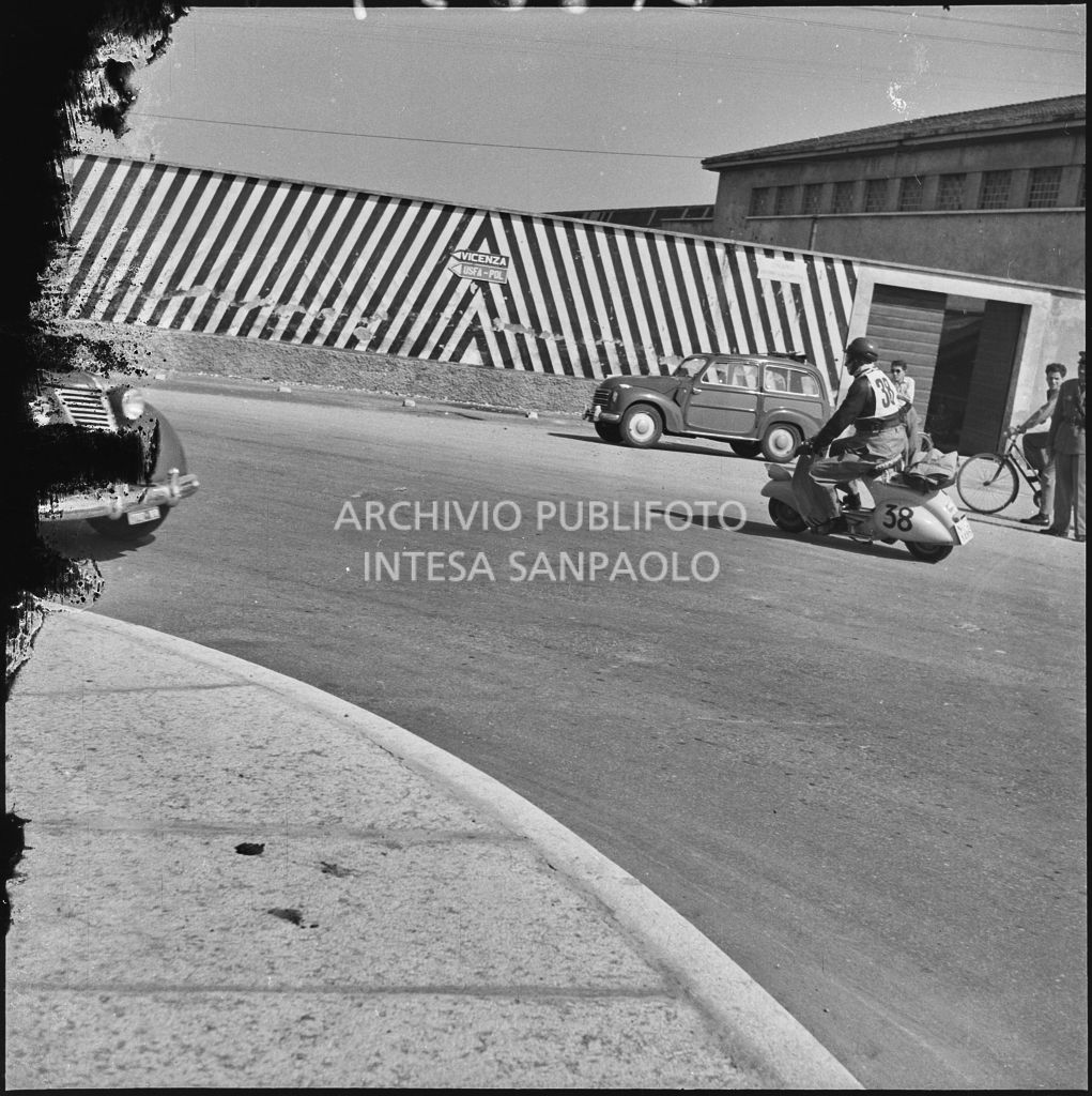 Il concorrente Arnaldo Sapino del Vespa Club di Novara (numero di gara 38) durante la competizione sportiva 1000 Km Vespistica del 1954<br>216639