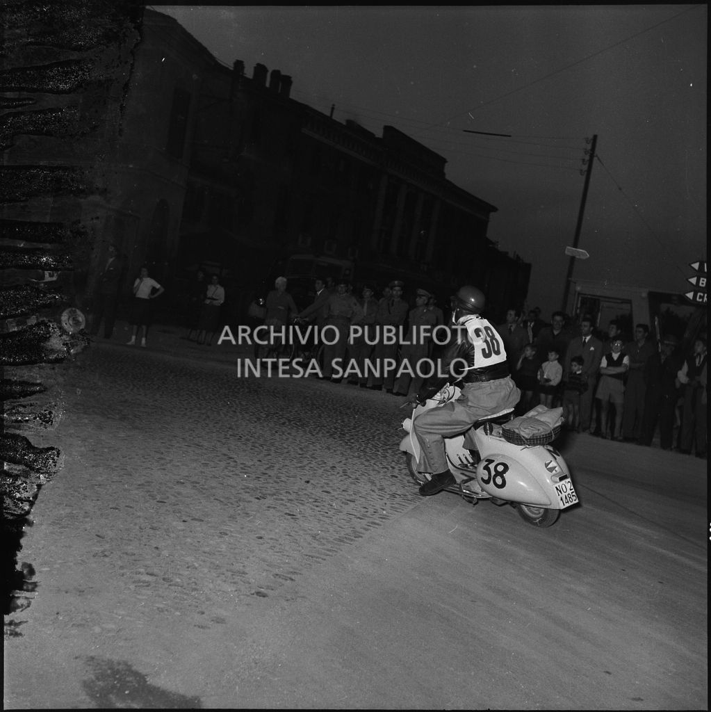 Il concorrente Arnaldo Sapino del Vespa Club di Novara (numero di gara 38) durante la competizione sportiva 1000 Km Vespistica del 1954<br>216641