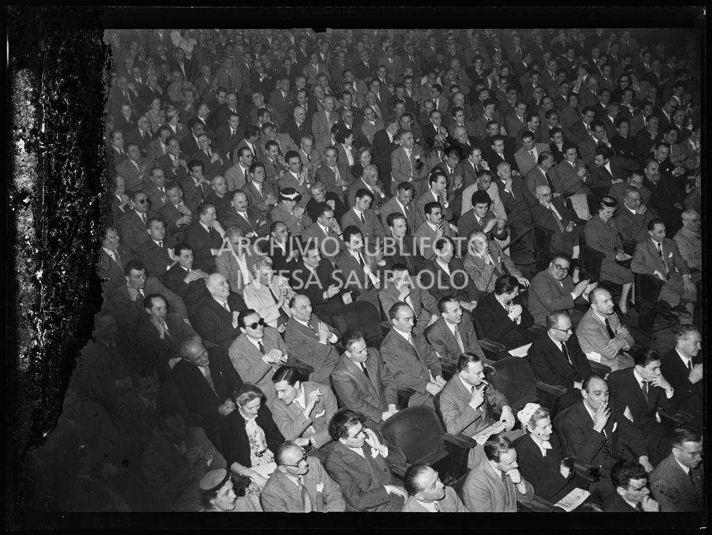 Pubblico al Teatro Lirico di Milano in occasione di un incontro politico della Democrazia Cristiana<br>216643