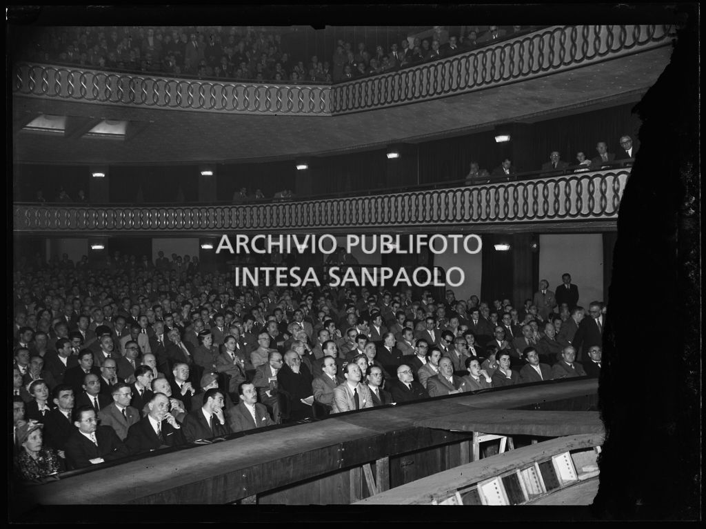 Pubblico al Teatro Lirico di Milano in occasione di un incontro politico della Democrazia Cristiana<br>216647a