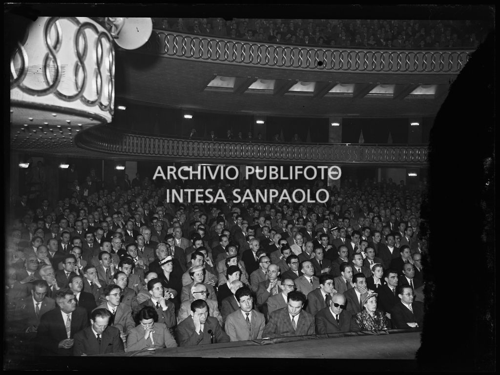 Pubblico al Teatro Lirico di Milano in occasione di un incontro politico della Democrazia Cristiana<br>216647b