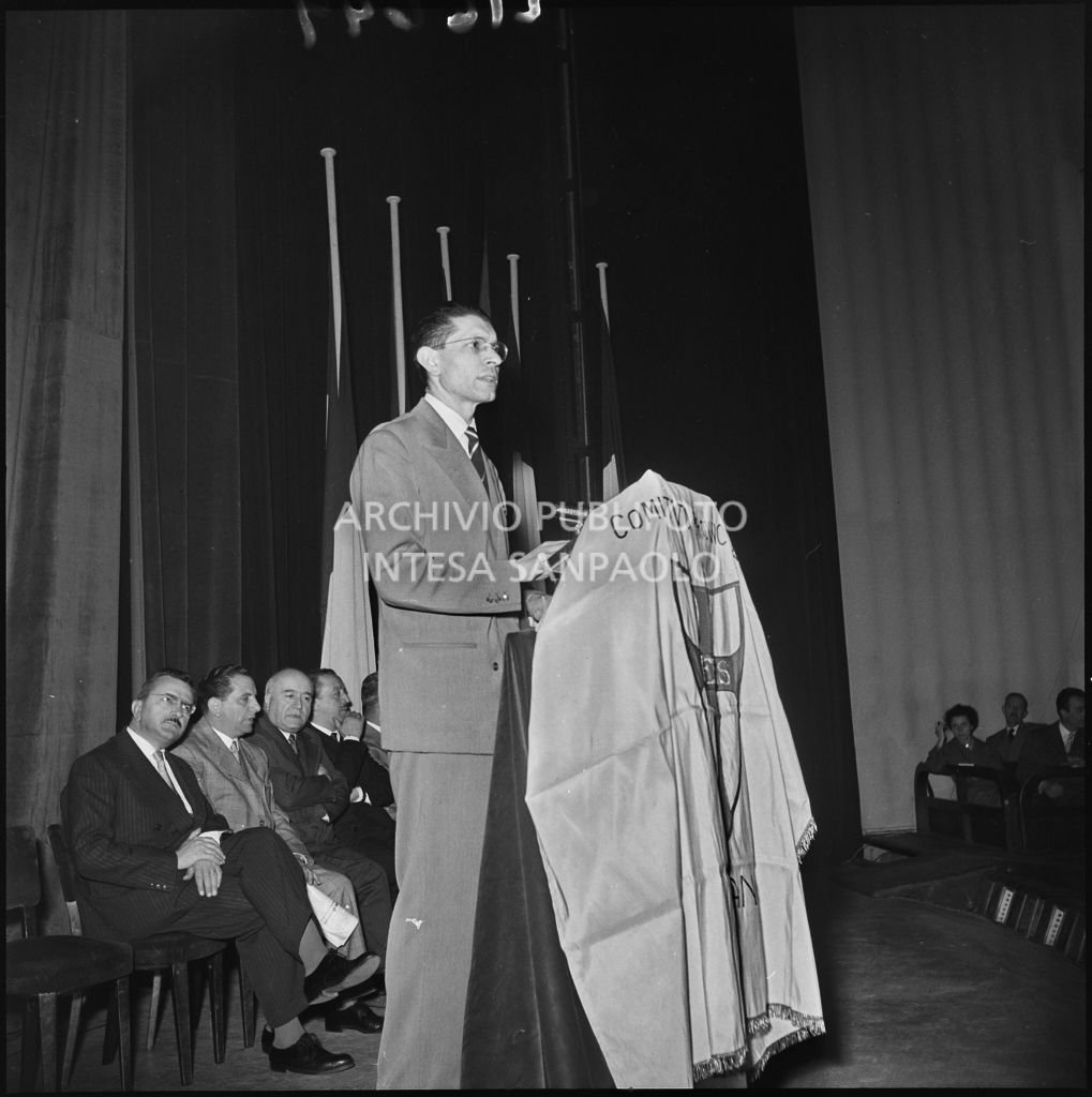 Discorso di esponente della Democrazia Cristiana in occasione di un incontro politico al Teatro Lirico di Milano<br>216649