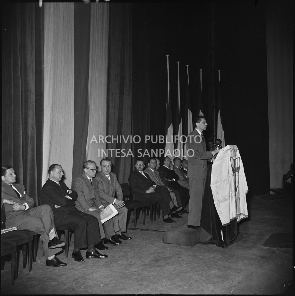 Discorso di esponente della Democrazia Cristiana in occasione di un incontro politico al Teatro Lirico di Milano. Visibile l'onorevole Giovanni Gronchi (terzo da sinistra)<br>216650