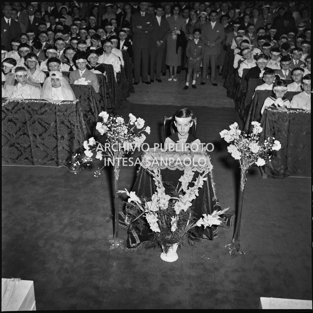 Un bambino dell'Istituto Leone XIII di Milano, in ginocchio davanti all'altare, in occasione della celebrazione del sacramento della Comunione<br>216874
