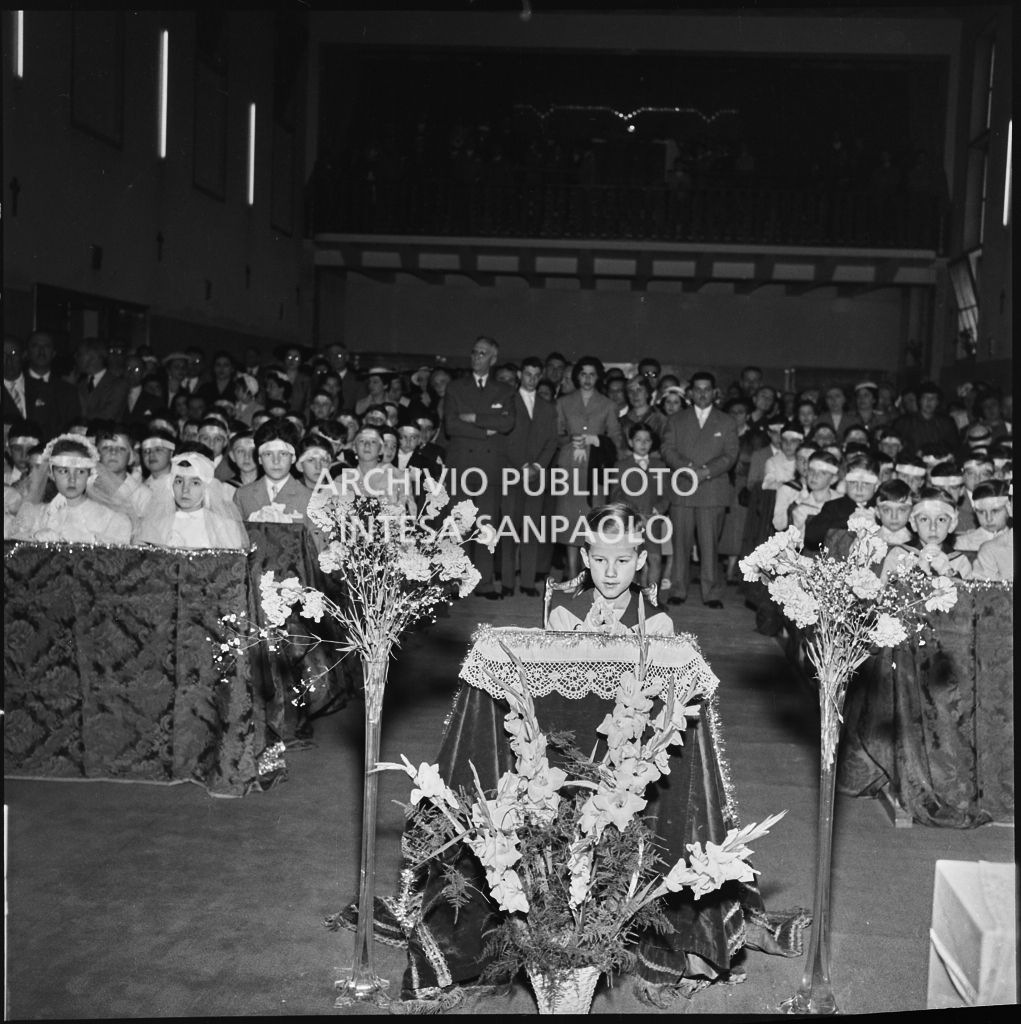 Un bambino dell'Istituto Leone XIII di Milano, in ginocchio davanti all'altare, in occasione della celebrazione del sacramento della Comunione<br>216878