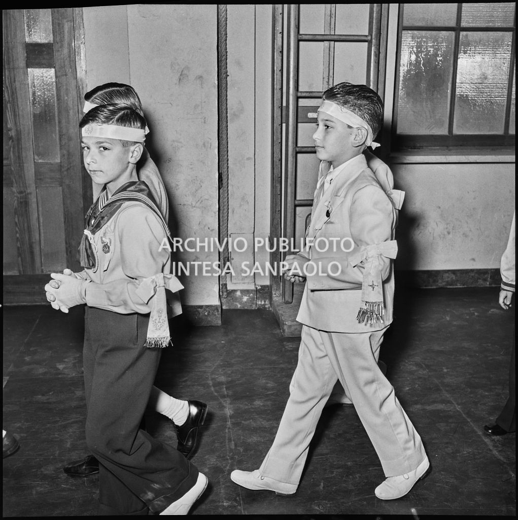 Alcuni bambini dell'Istituto Leone XIII di Milano in occasione della celebrazione del sacramento della Comunione<br>216879