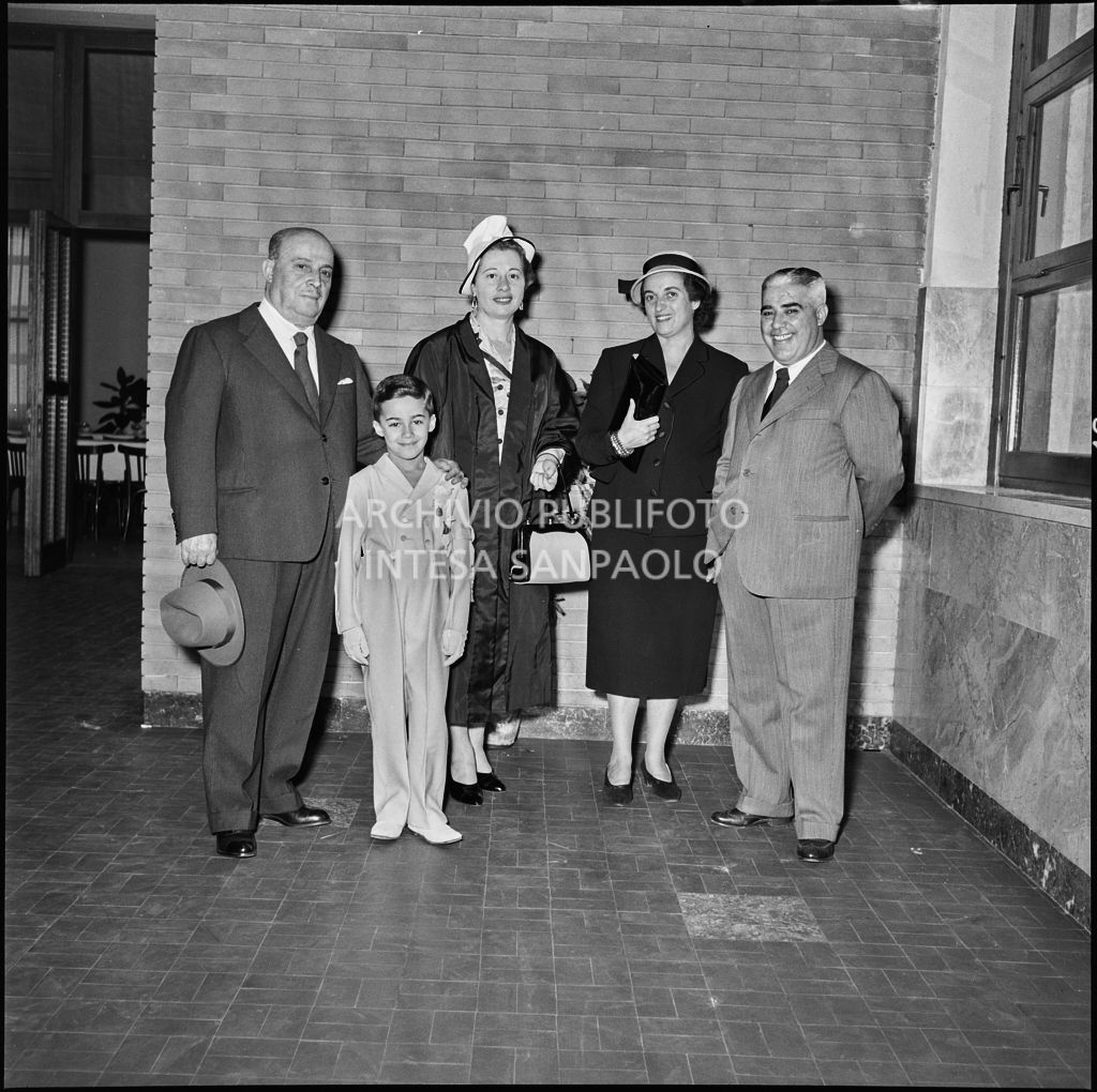 Un bambino dell'Istituto Leone XIII di Milano in posa con i familiari in occasione della celebrazione del sacramento della Comunione<br>216882