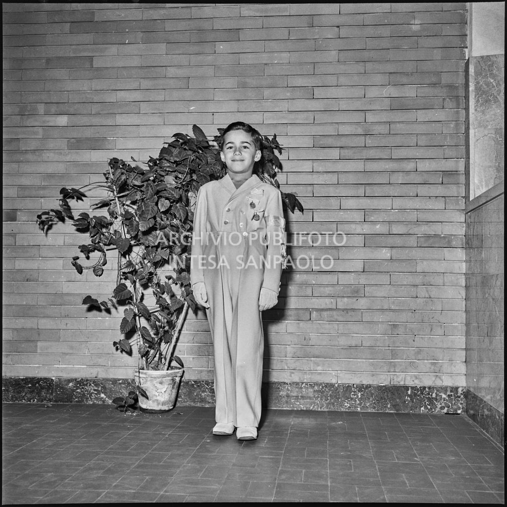 Un bambino dell'Istituto Leone XIII di Milano in occasione della celebrazione del sacramento della Comunione<br>216883