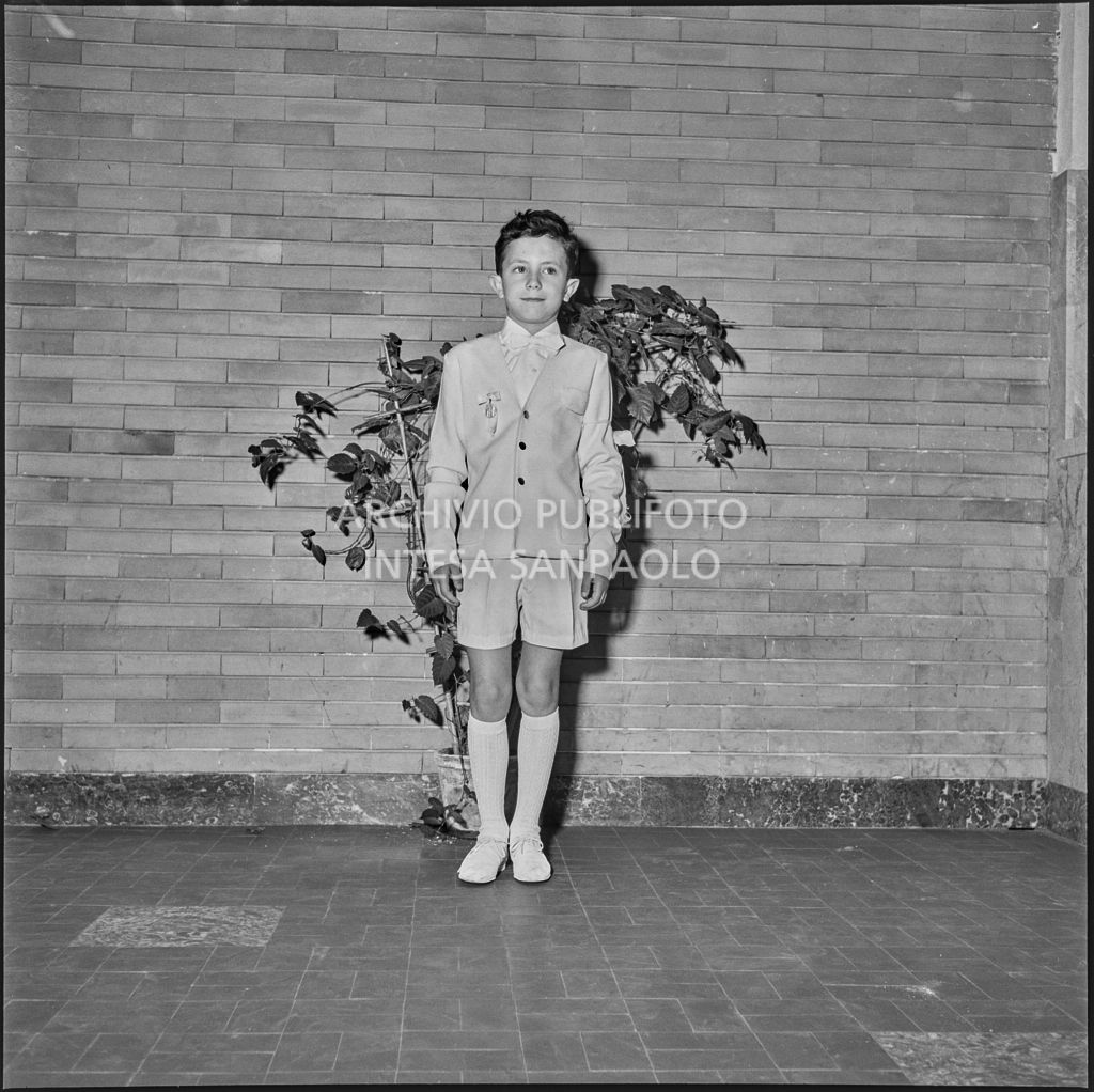 Un bambino dell'Istituto Leone XIII di Milano in occasione della celebrazione del sacramento della Comunione<br>216884