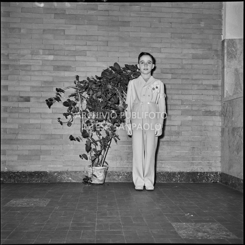 Un bambino dell'Istituto Leone XIII di Milano in occasione della celebrazione del sacramento della Comunione<br>216885