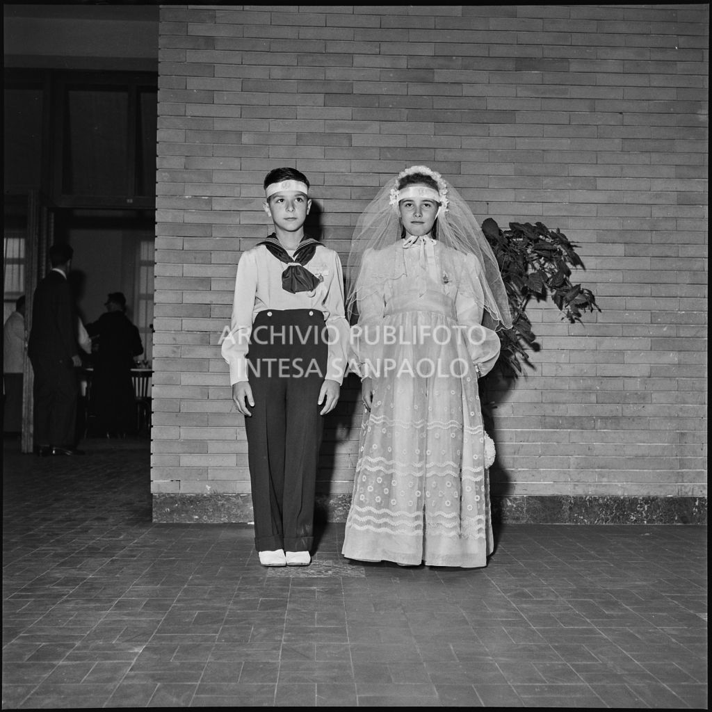 Un bambino ed una bambina dell'Istituto Leone XIII di Milano in occasione della celebrazione del sacramento della Comunione<br>216886