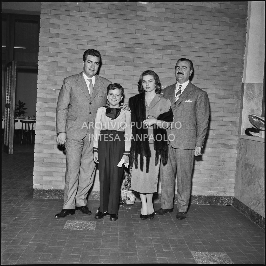 Un bambino dell'Istituto Leone XIII di Milano con i familiari in occasione della celebrazione del sacramento della Comunione<br>216888