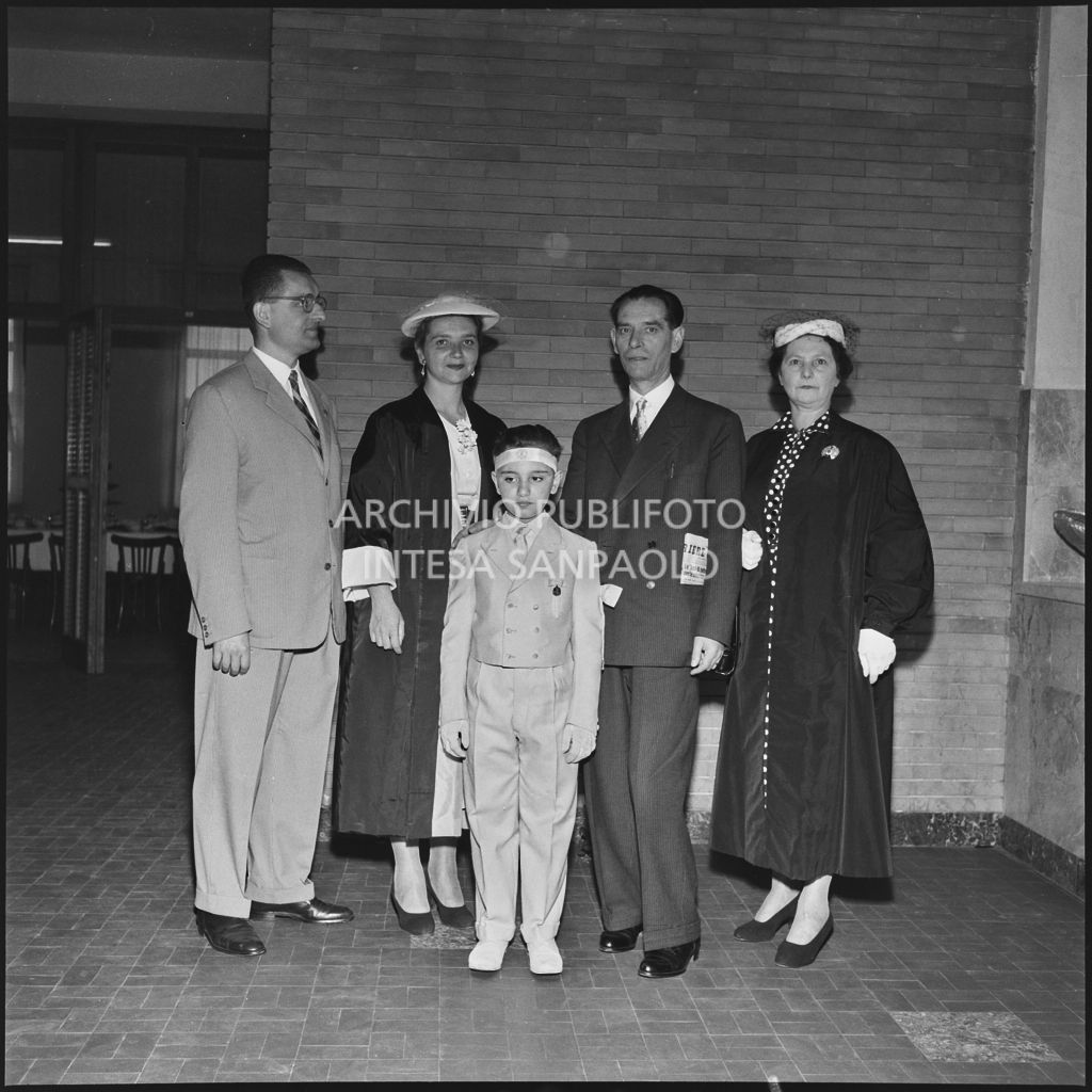 Un bambino dell'Istituto Leone XIII di Milano con i familiari in occasione della celebrazione del sacramento della Comunione<br>216889