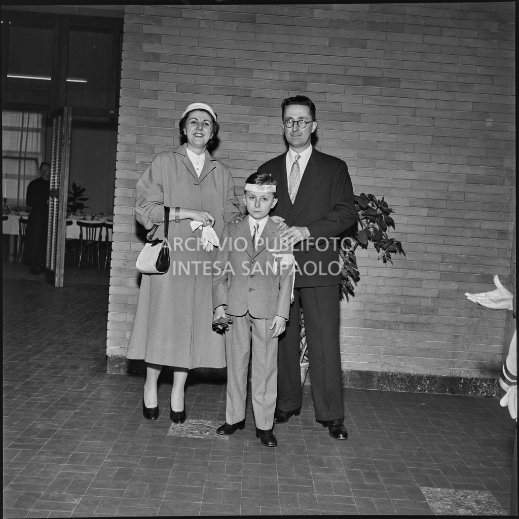 Un bambino dell'Istituto Leone XIII di Milano con i familiari in occasione della celebrazione del sacramento della Comunione<br>216890