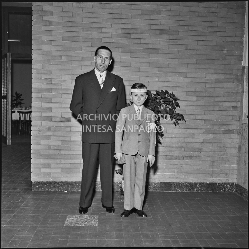 Un bambino dell'Istituto Leone XIII di Milano con uomo in occasione della celebrazione del sacramento della Comunione<br>216891
