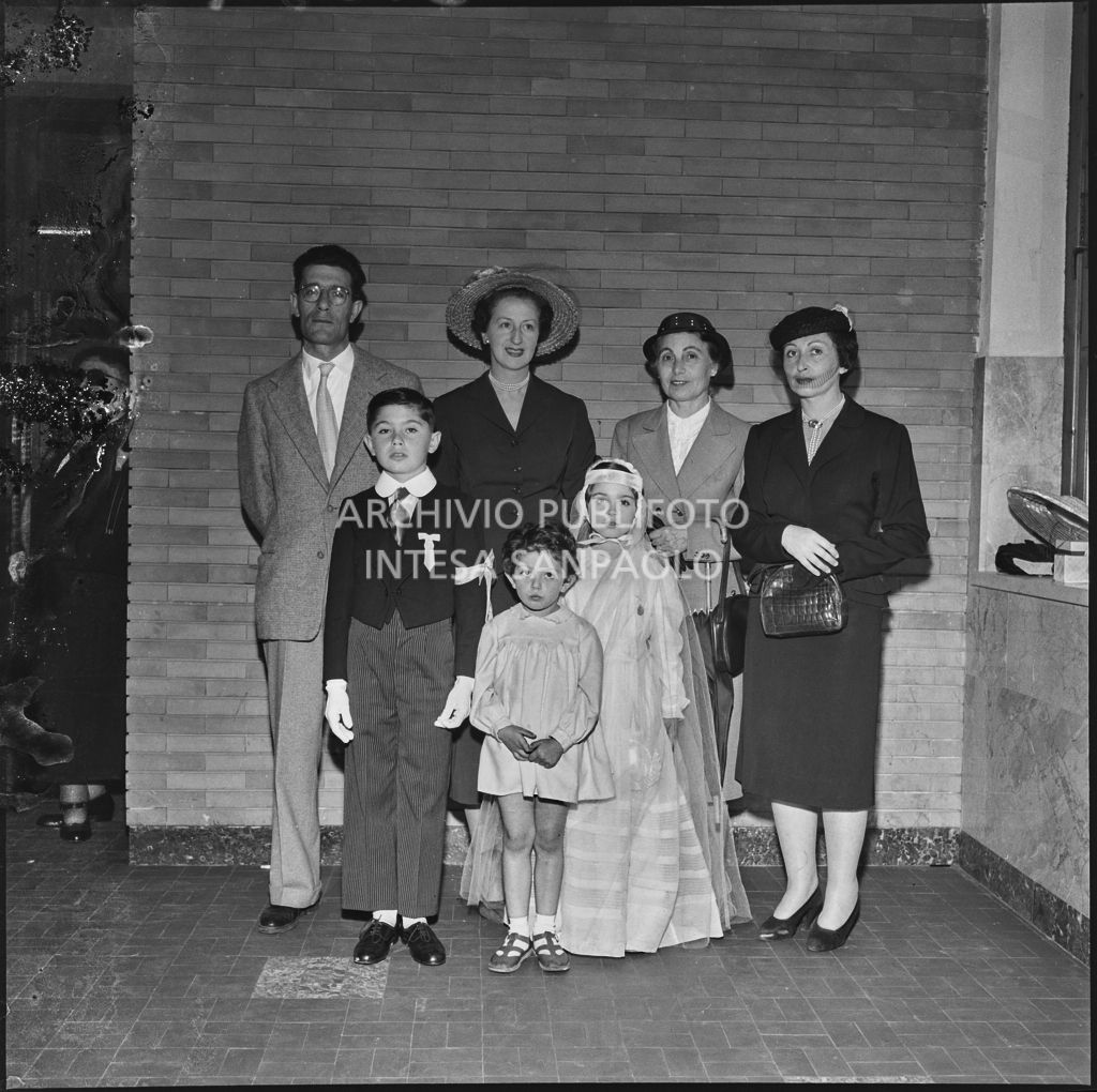 Un bambino ed una bambina dell'Istituto Leone XIII di Milano con i familiari in occasione della celebrazione del sacramento della Comunione<br>216892