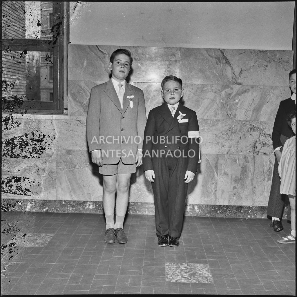 Due bambini dell'Istituto Leone XIII di Milano in occasione della celebrazione del sacramento della Comunione e della Cresima<br>216893