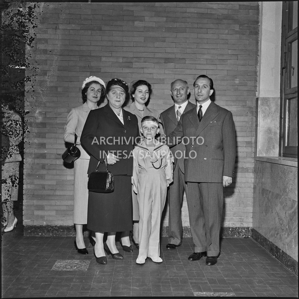 Un bambino dell'Istituto Leone XIII di Milano con i familiari in occasione della celebrazione del sacramento della Comunione<br>216894