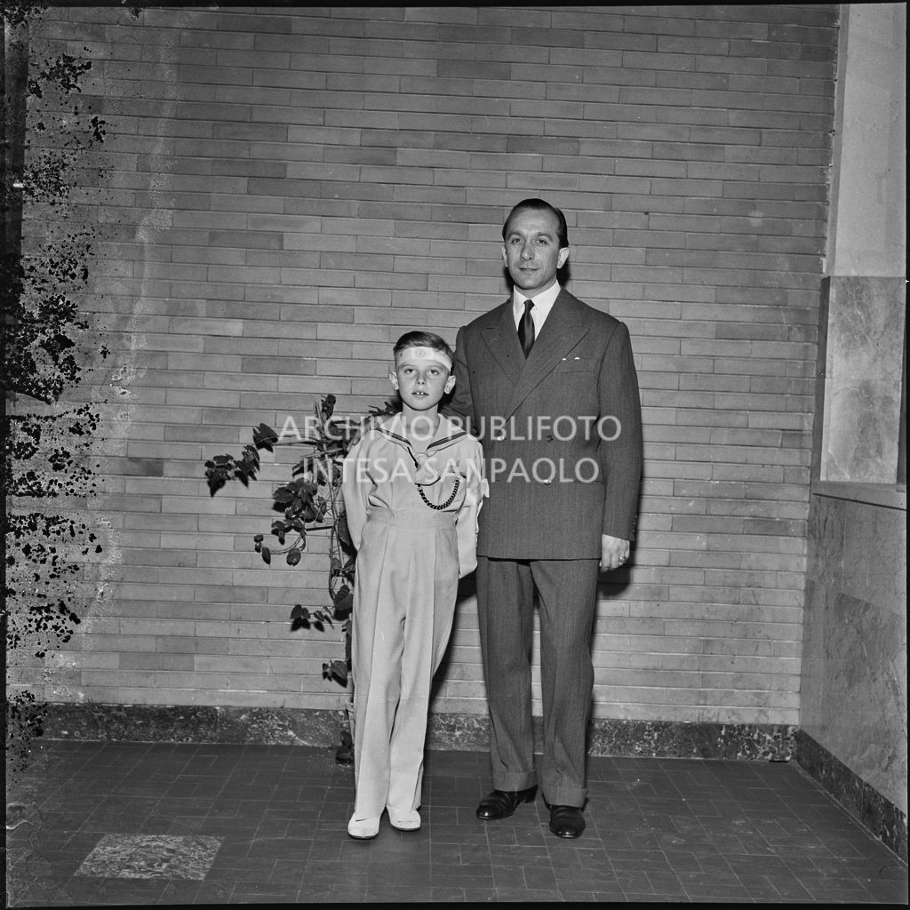Un bambino dell'Istituto Leone XIII di Milano con un uomo in occasione della celebrazione del sacramento della Comunione<br>216895