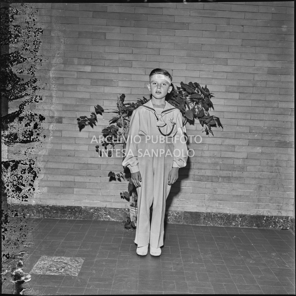 Un bambino dell'Istituto Leone XIII di Milano in occasione della celebrazione del sacramento della Comunione<br>216896