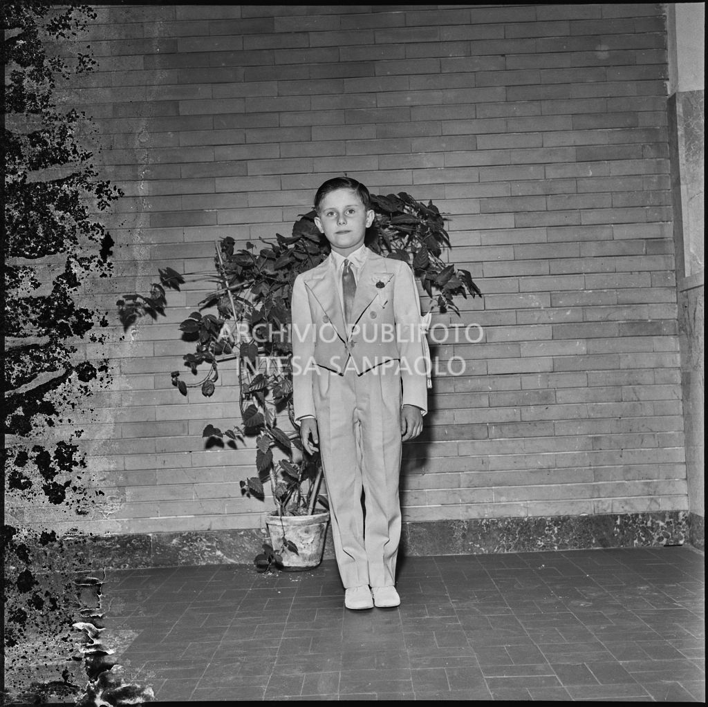 Un bambino dell'Istituto Leone XIII di Milano in occasione della celebrazione del sacramento della Comunione<br>216897