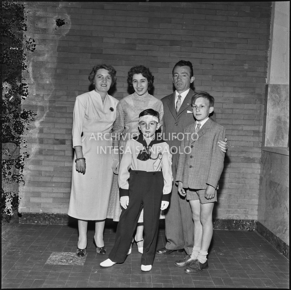 Un bambino dell'Istituto Leone XIII di Milano con i familiari in occasione della celebrazione del sacramento della Comunione<br>216899