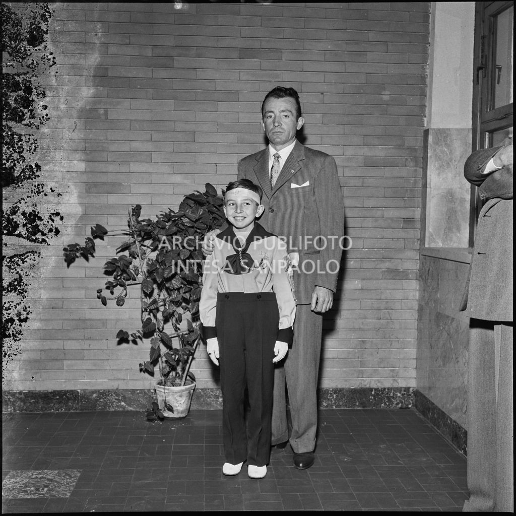 Un bambino dell'Istituto Leone XIII di Milano con un familiare in occasione della celebrazione del sacramento della Comunione<br>216900