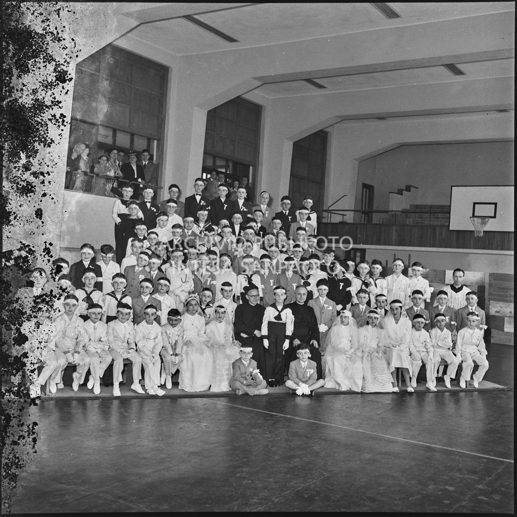 Foto di gruppo dei bambini dell'Istituto Leone XIII di Milano in occasione della celebrazione dei sacramenti della Comunione e della Cresima<br>216901