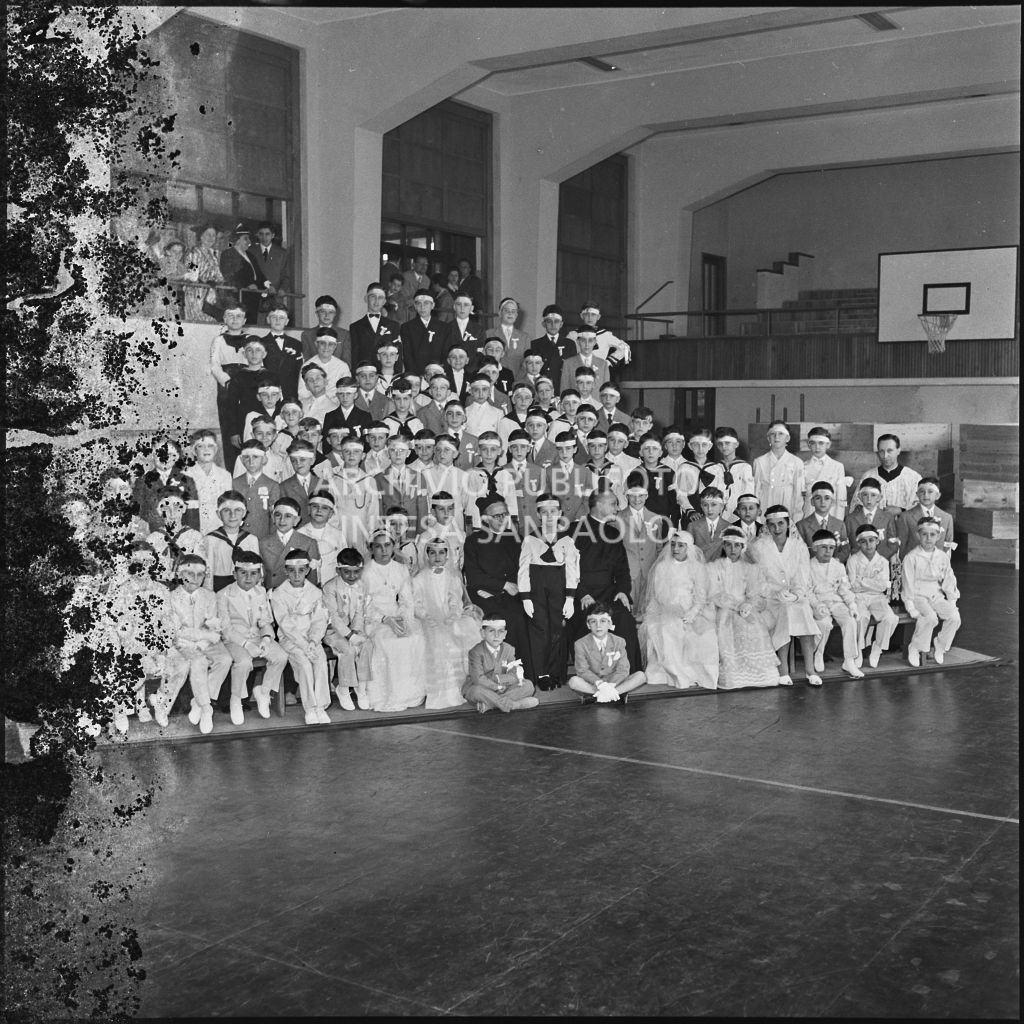Foto di gruppo dei bambini dell'Istituto Leone XIII di Milano in occasione della celebrazione dei sacramenti della Comunione e della Cresima<br>216902