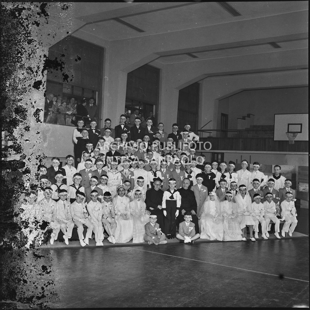 Foto di gruppo dei bambini dell'Istituto Leone XIII di Milano in occasione della celebrazione dei sacramenti della Comunione e della Cresima<br>216903