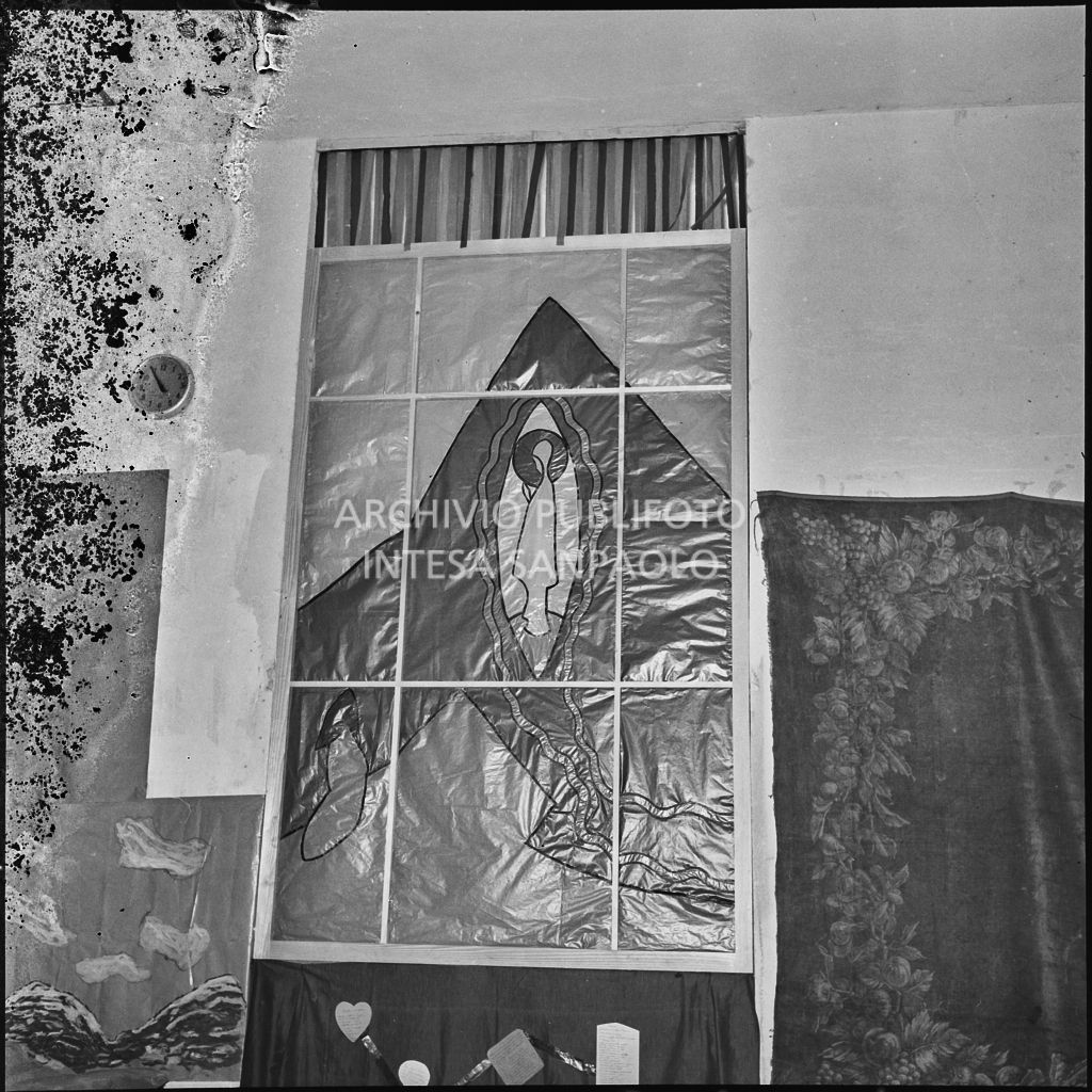 Finestra decorata dell'Istituto Leone XIII di Milano in occasione della celebrazione dei sacramenti della Comunione e della Cresima<br>216904