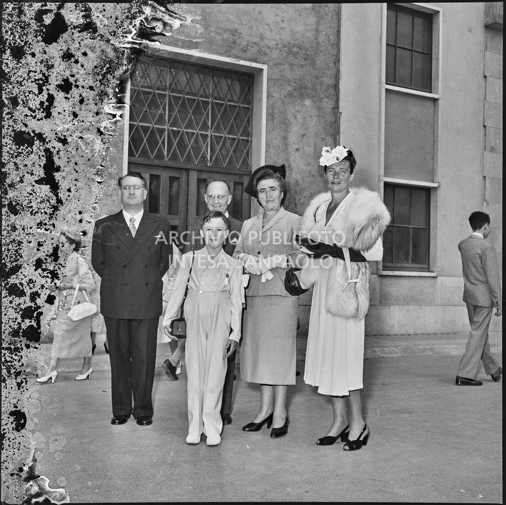 Un bambino dell'Istituto Leone XIII di Milano con i familiari in occasione della celebrazione del sacramento della Comunione<br>216905