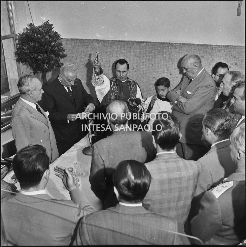 Benedizione della nuova sede dell'ENPALS di Milano. Presenti l'onorevole Ezio Vigorelli (prima da sinistra) e il prefetto di Milano Ernesto Giulio Cappa<br>216906