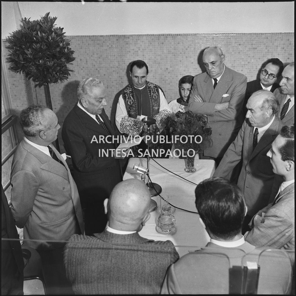 Inaugurazione della nuova sede dell'ENPALS di Milano. Presenti l'onorevole Ezio Vigorelli (prima da sinistra) e il prefetto di Milano Ernesto Giulio Cappa (quarto da destra)<br>216908