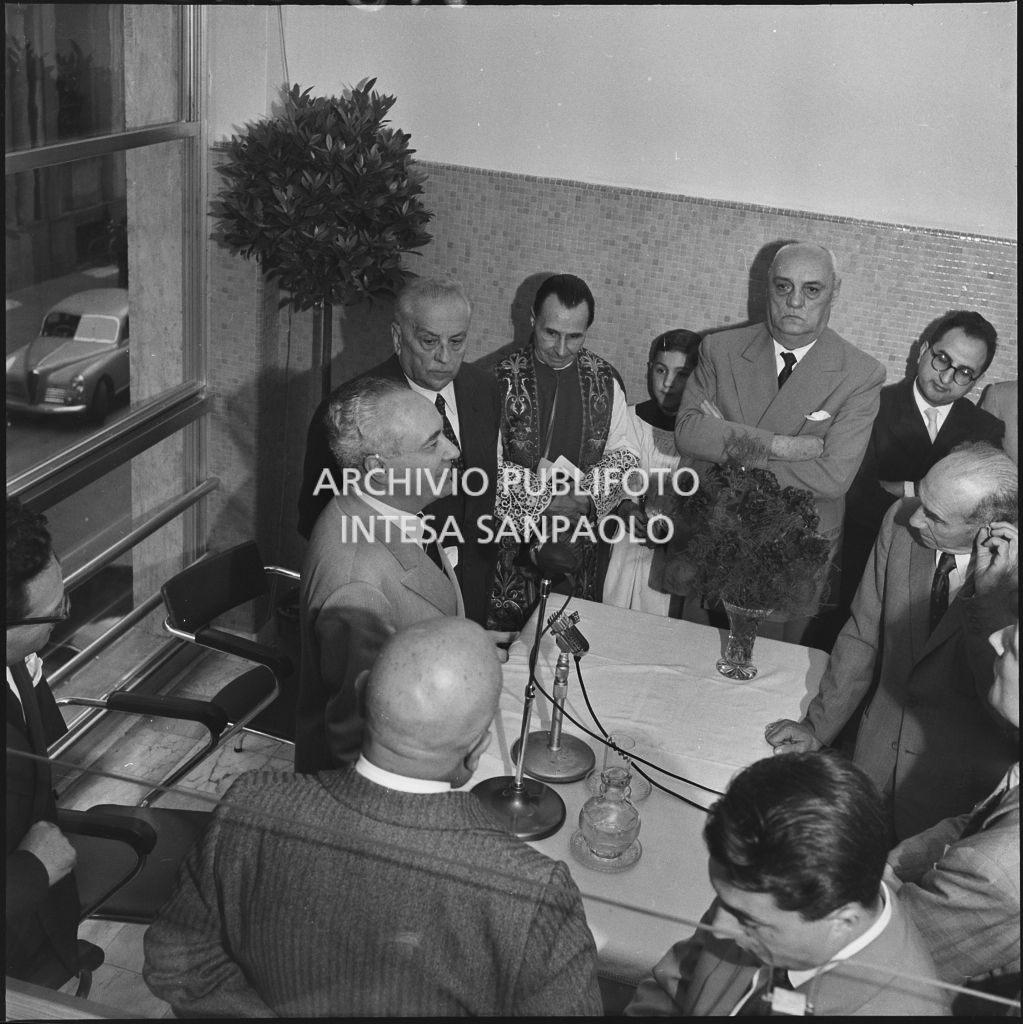 Discorso dell'onorevole Ezio Vigorelli in occasione dell'inaugurazione della nuova sede dell'ENPALS di Milano. Presente il prefetto di Milano Ernesto Giulio Cappa (terzo da destra)<br>216910