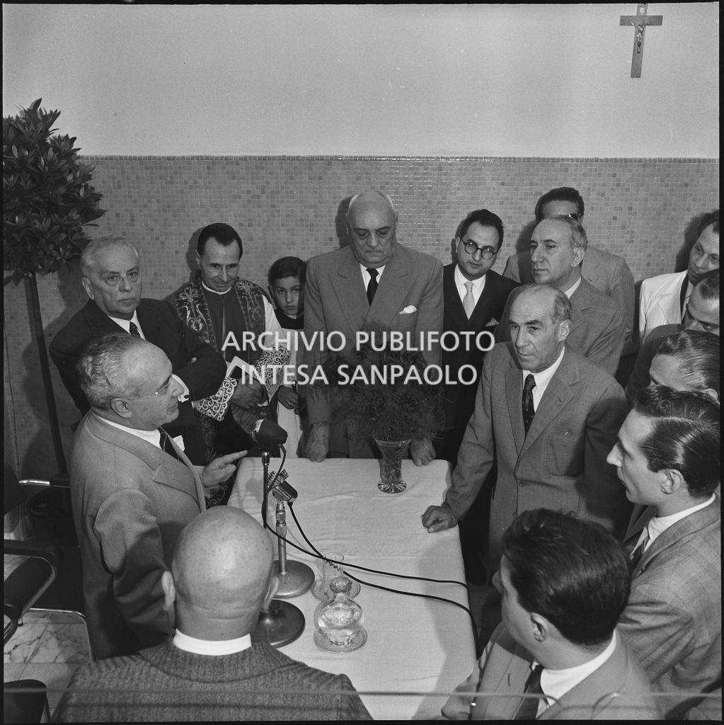 Discorso dell'onorevole Ezio Vigorelli in occasione dell'inaugurazione della nuova sede dell'ENPALS di Milano. Presente il prefetto di Milano Ernesto Giulio Cappa (terzo da sinistra)<br>216911