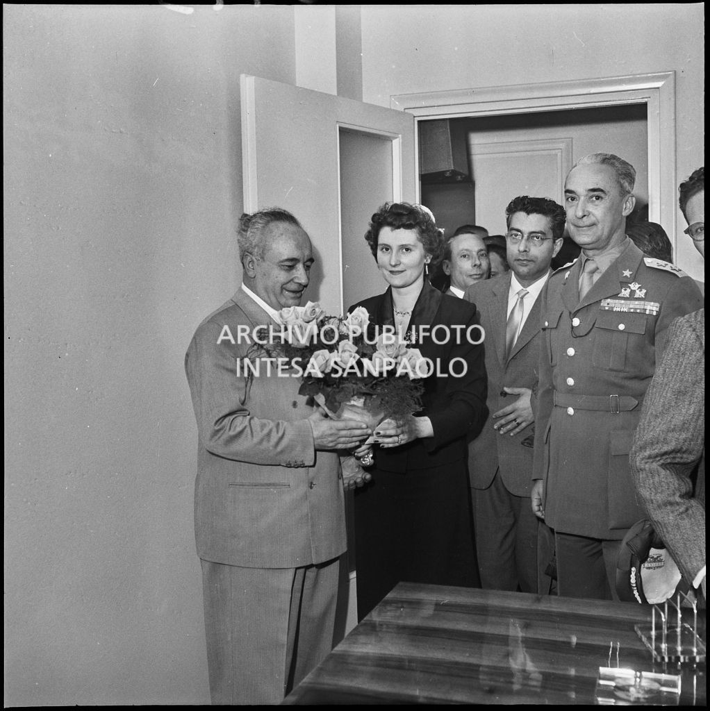 L'onorevole Ezio Vigorelli riceve un pazzo di fiori all'inaugurazione della nuova sede dell'ENPALS di Milano<br>216913