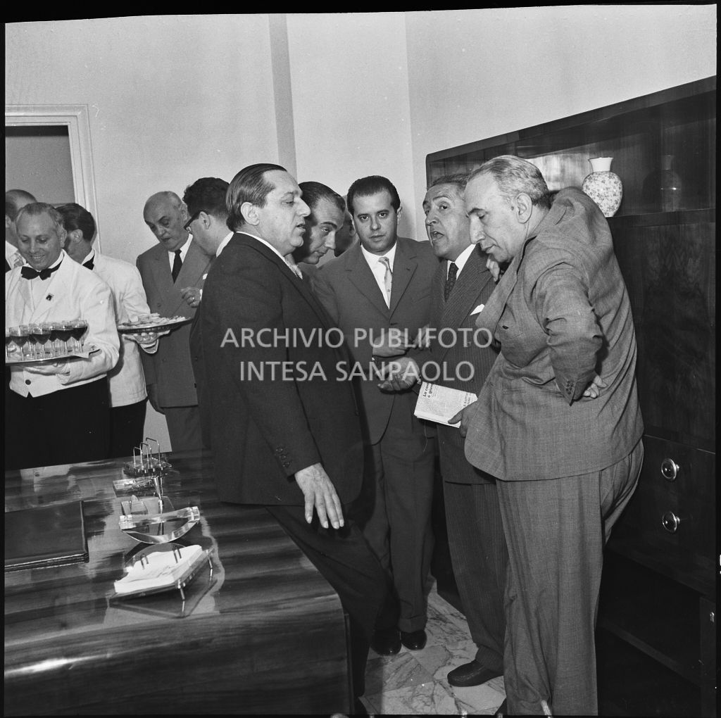 Ricevimento in occasione dell'inaugurazione della nuova sede dell'ENPALS di Milano. Visibile sullo sfondo il prefetto di Milano Ernesto Giulio Cappa<br>216914