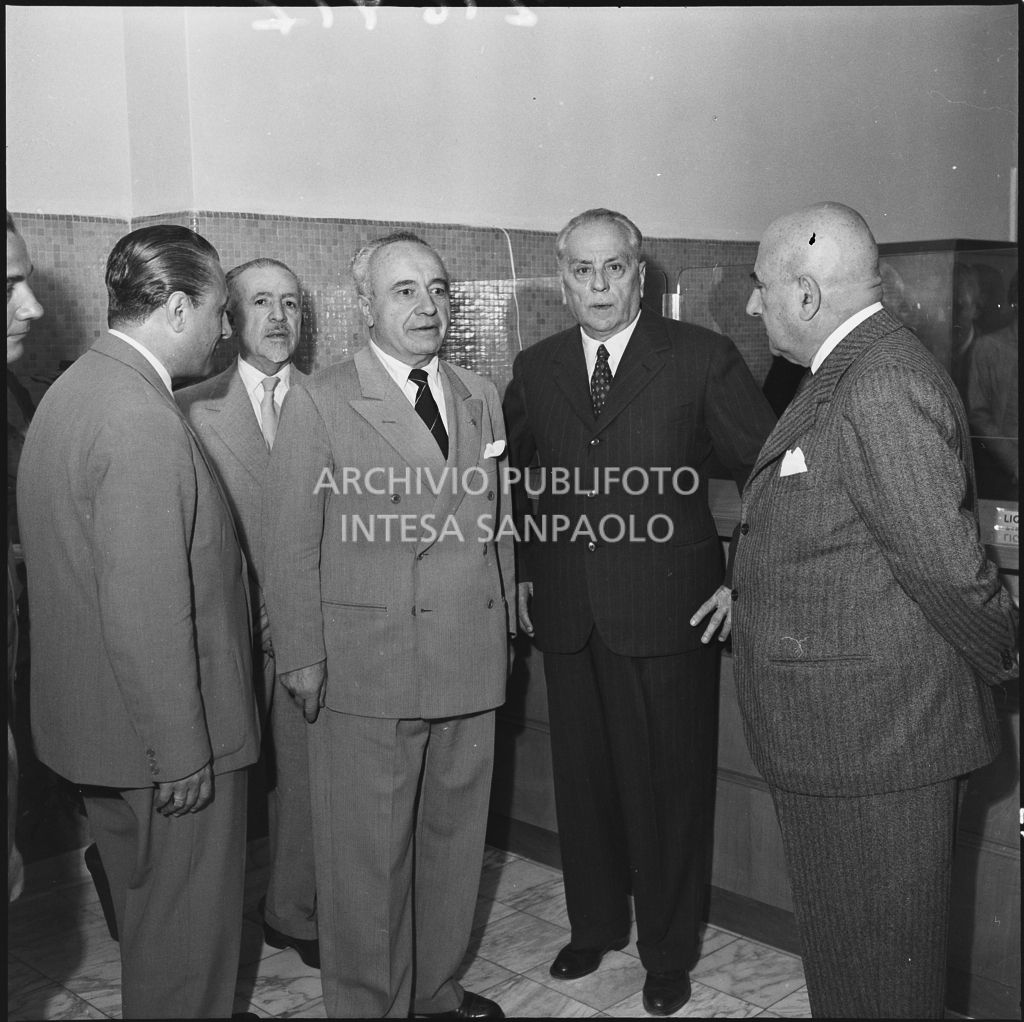 L'onorevole Ezio Vigorelli (terzo da destra) all'inaugurazione della nuova sede dell'ENPALS di Milano<br>216917