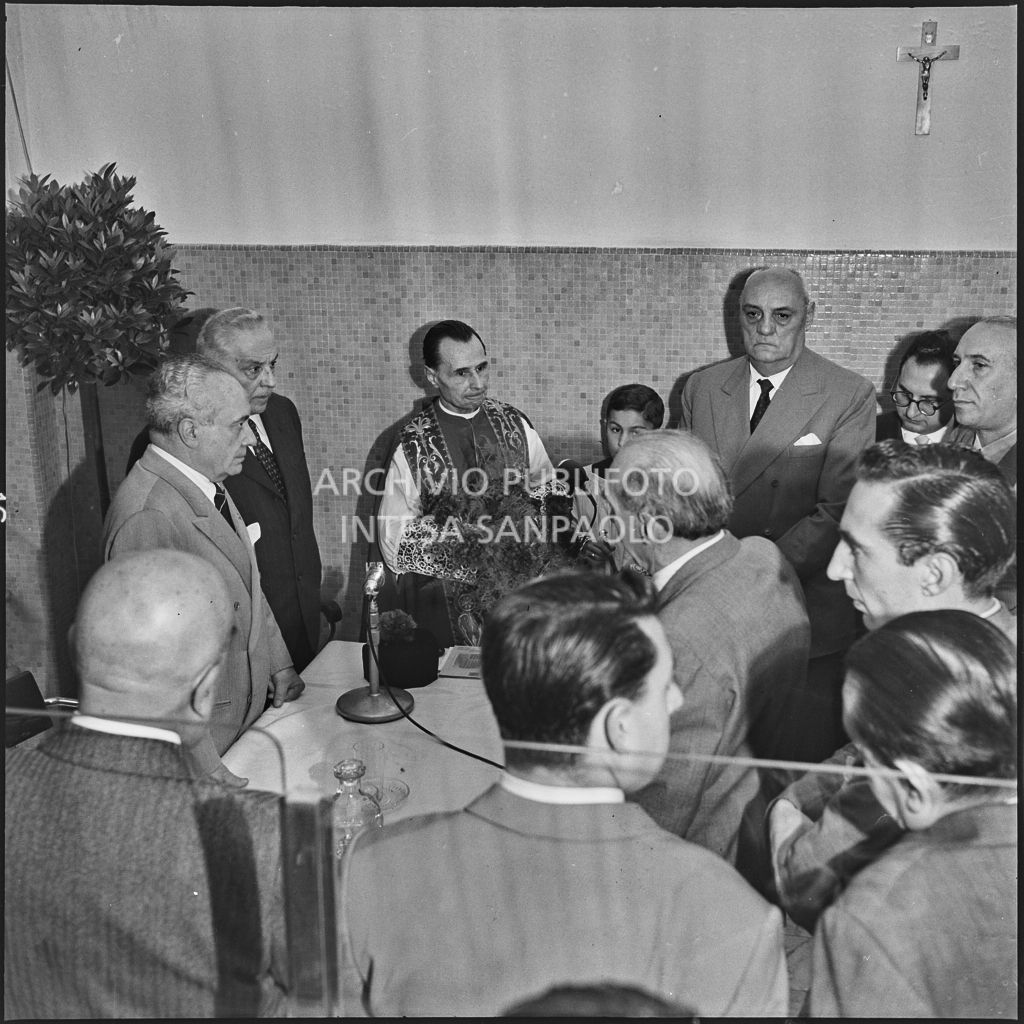 Inaugurazione della nuova sede dell'ENPALS di Milano. Presenti l'onorevole Ezio Vigorelli (primo da sinistra) e il prefetto di Milano Ernesto Giulio Cappa (terzo da sinistra)<br>216918